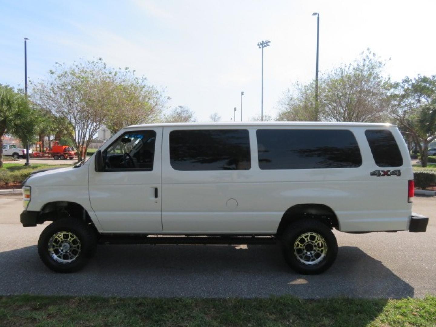 2014 White /GRAY Ford E-Series Wagon XLT (1FBSS3BL6ED) , AUTOMATIC transmission, located at 4301 Oak Circle #19, Boca Raton, FL, 33431, (954) 561-2499, 26.388861, -80.084038 - Photo#29